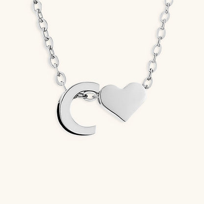 Collier Mallory - Lettre initiale « Amour » — apporte une touche de charme moderne à votre espace.