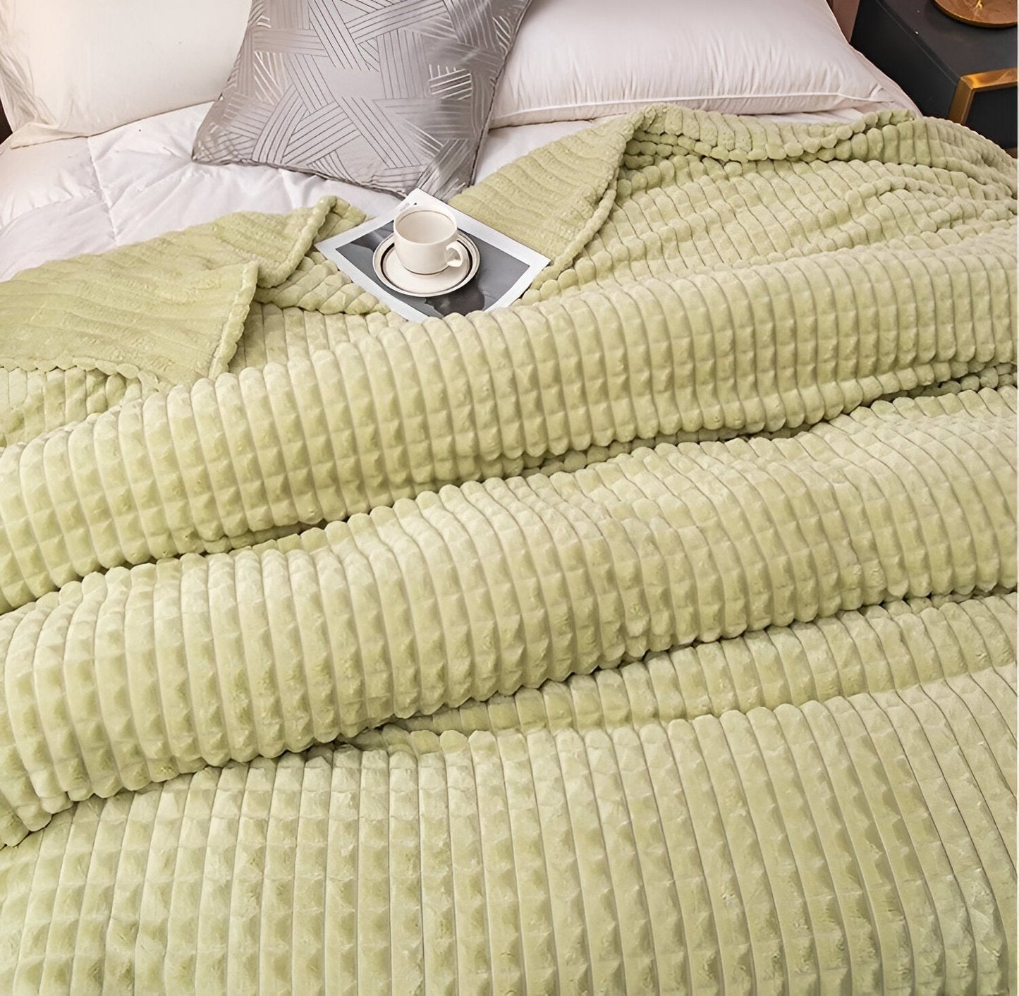 Ultra-Soft Plaid Weighted Blanket for Ultimate Comfort and Warmth