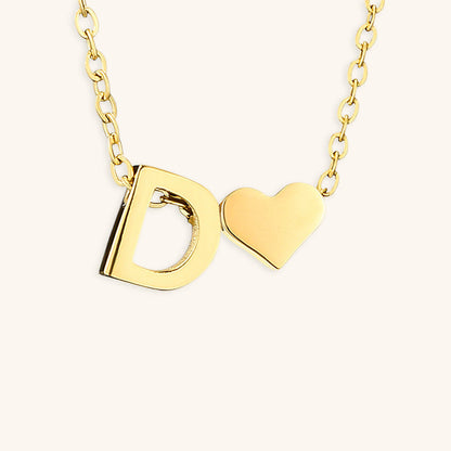 Collier Mallory - Lettre initiale « Amour » — apporte une touche de charme moderne à votre espace.