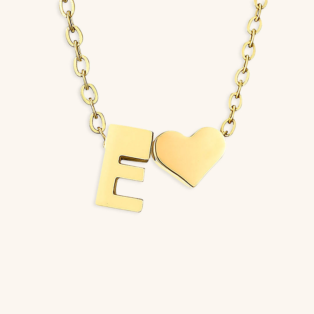 Collier Mallory - Lettre initiale « Amour » — apporte une touche de charme moderne à votre espace.