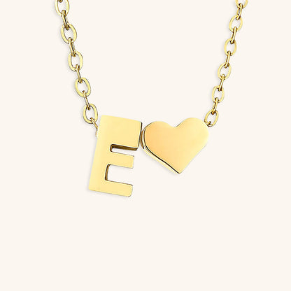 Collier Mallory - Lettre initiale « Amour » — apporte une touche de charme moderne à votre espace.