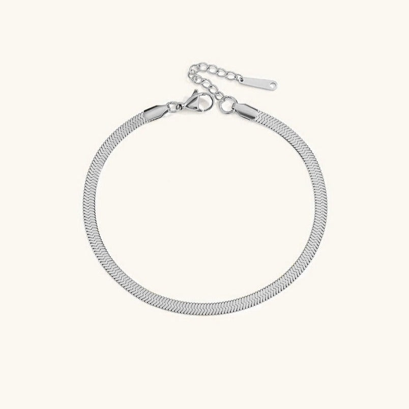 Bracelet de cheville Judith à chevrons — parfait pour celles qui privilégient le confort et le design.