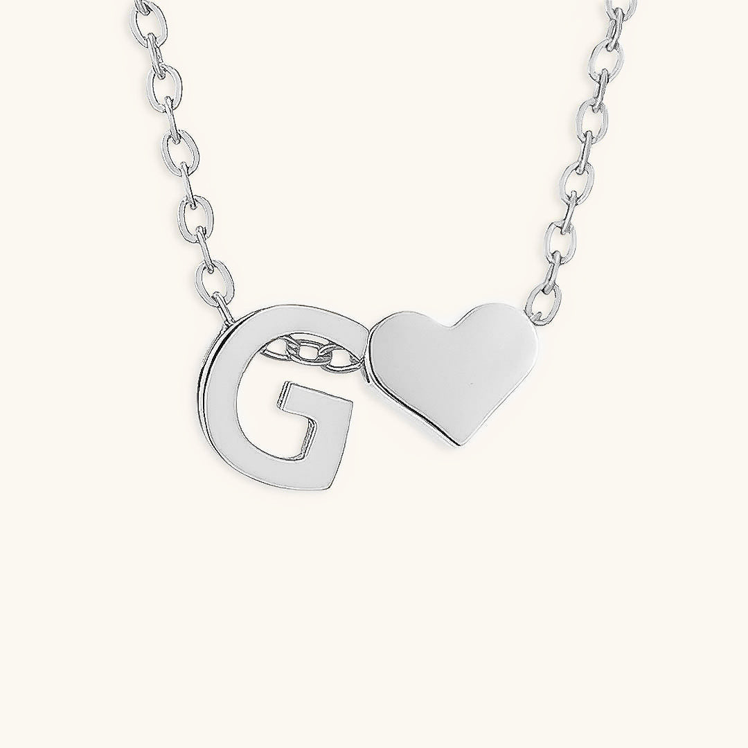 Collier Mallory - Lettre initiale « Amour » — apporte une touche de charme moderne à votre espace.