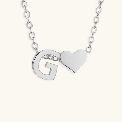 Collier Mallory - Lettre initiale « Amour » — apporte une touche de charme moderne à votre espace.