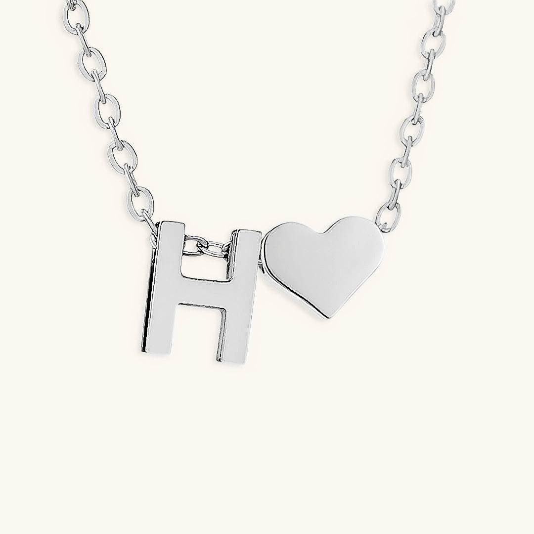 Collier Mallory - Lettre initiale « Amour » — apporte une touche de charme moderne à votre espace.
