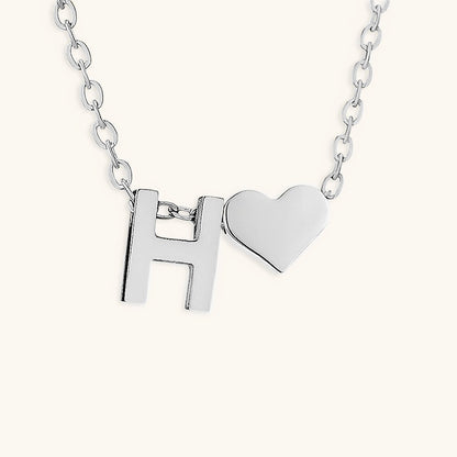 Collier Mallory - Lettre initiale « Amour » — apporte une touche de charme moderne à votre espace.