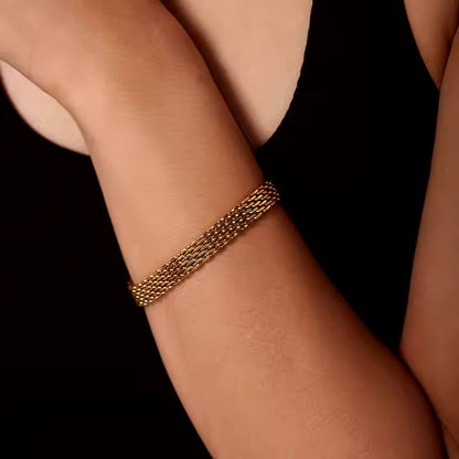 Bracelet Helena - Chaîne en or — apporte une touche de charme moderne à votre espace.