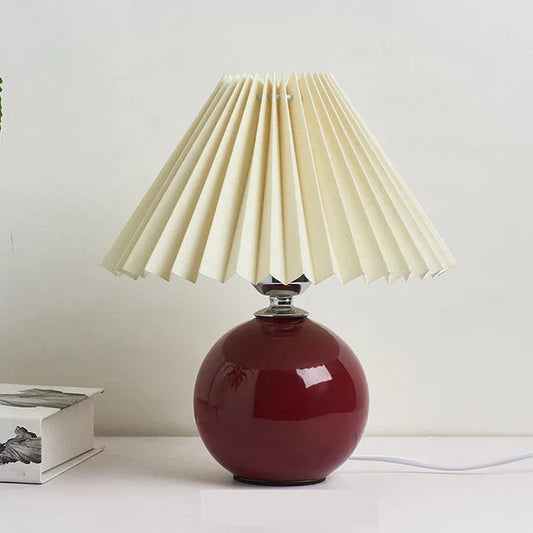 Lampe de table moderne en céramique avec abat-jour plissé crème et pied bordeaux