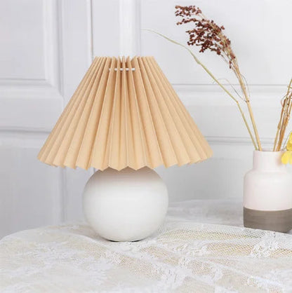 Lampe de table moderne en céramique avec abat-jour plissé crème et pied bordeaux