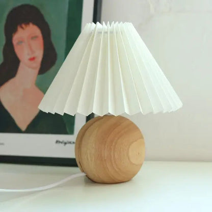 Lampe de table moderne en céramique avec abat-jour plissé crème et pied bordeaux
