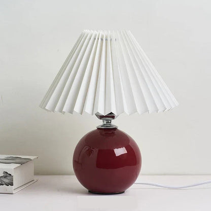 Lampe de table élégante en céramique avec abat-jour plissé crème et pied bordeaux