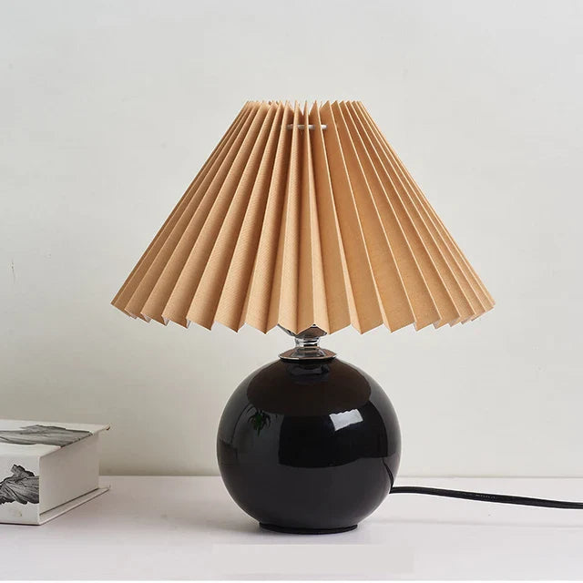 Lampe de table élégante en céramique avec abat-jour plissé crème et pied bordeaux