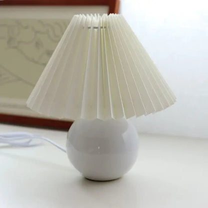 Lampe de table moderne en céramique avec abat-jour plissé crème et pied bordeaux