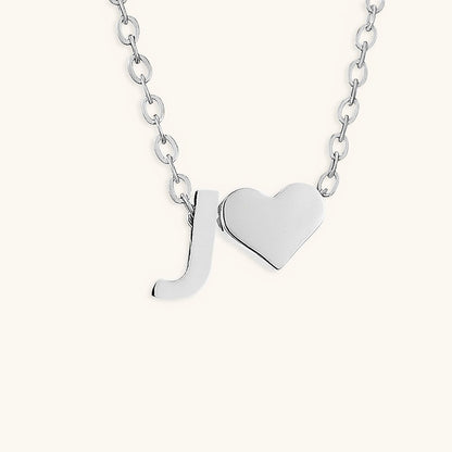 Collier Mallory - Lettre initiale « Amour » — apporte une touche de charme moderne à votre espace.