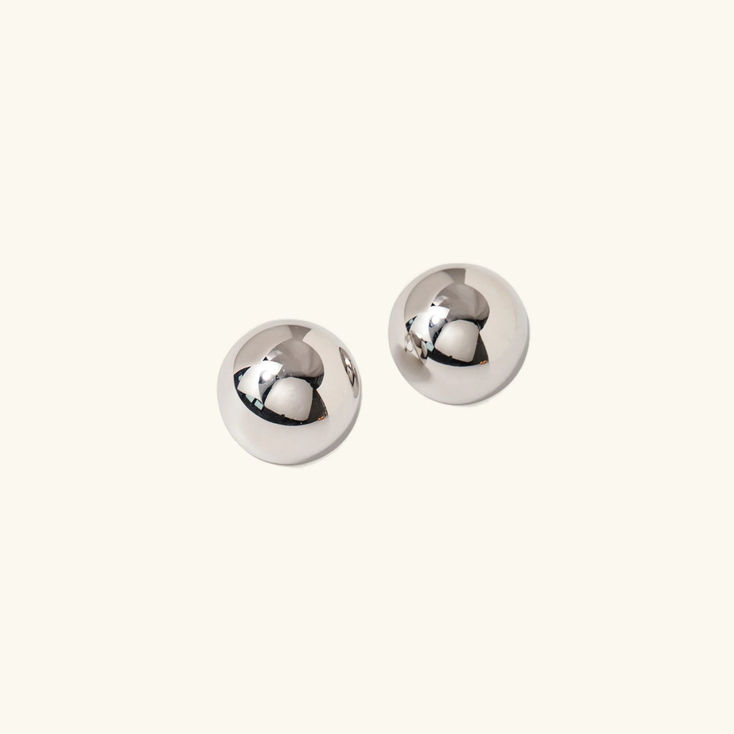 Orla - Boucles d'oreilles puces rondes — conçues pour inspirer votre style de vie.