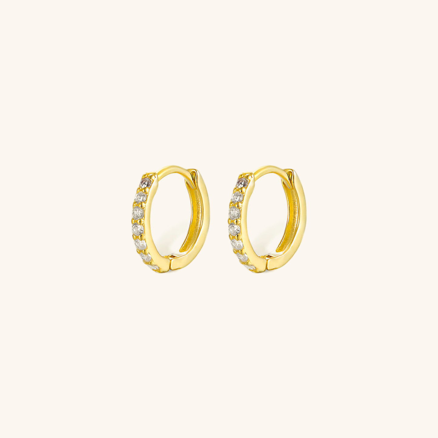 Boucles d'oreilles Nova - Classic Huggie — parfaites pour celles qui privilégient le confort et le design.