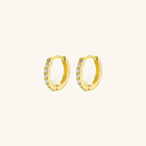 Boucles d'oreilles Nova - Classic Huggie — parfaites pour celles qui privilégient le confort et le design.
