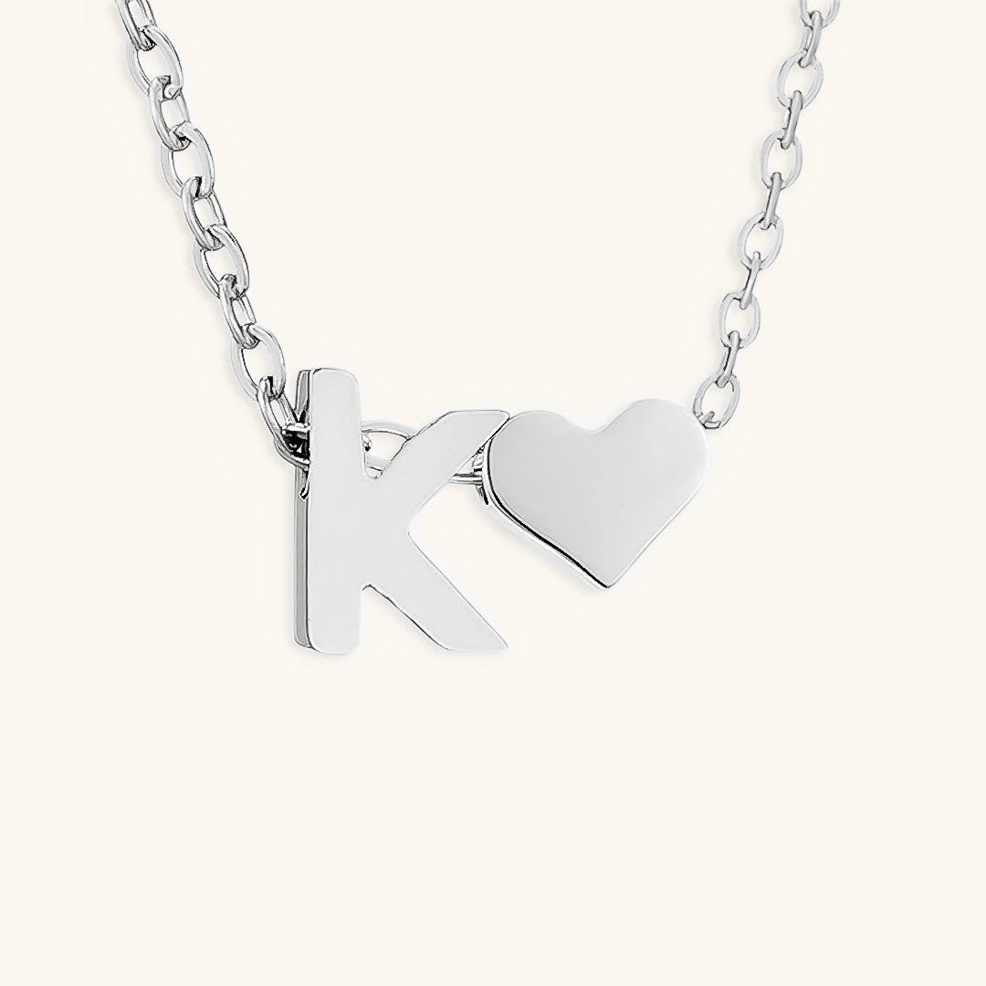 Collier Mallory - Lettre initiale « Amour » — apporte une touche de charme moderne à votre espace.