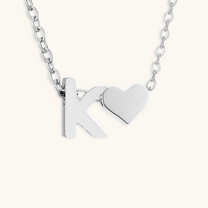 Collier Mallory - Lettre initiale « Amour » — apporte une touche de charme moderne à votre espace.