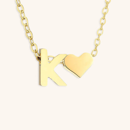 Collier Mallory - Lettre initiale « Amour » — apporte une touche de charme moderne à votre espace.