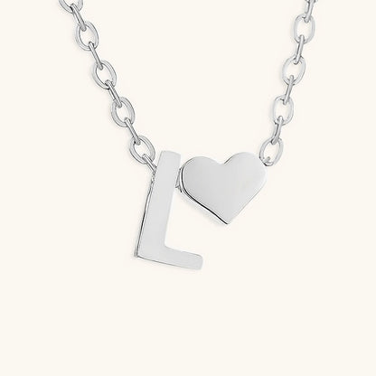 Collier Mallory - Lettre initiale « Amour » — apporte une touche de charme moderne à votre espace.