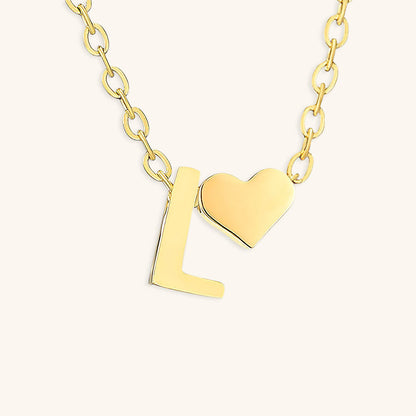 Collier Mallory - Lettre initiale « Amour » — apporte une touche de charme moderne à votre espace.