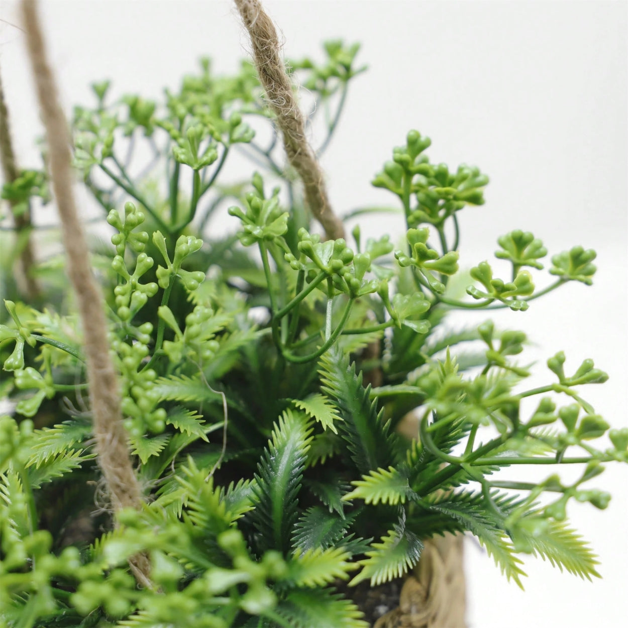 Plante artificielle suspendue réaliste dans un panier tressé - Décoration d'intérieur