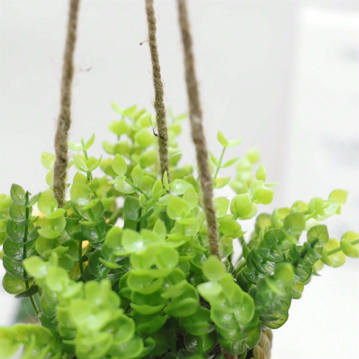 Plante artificielle suspendue réaliste dans un panier tressé - Décoration d'intérieur