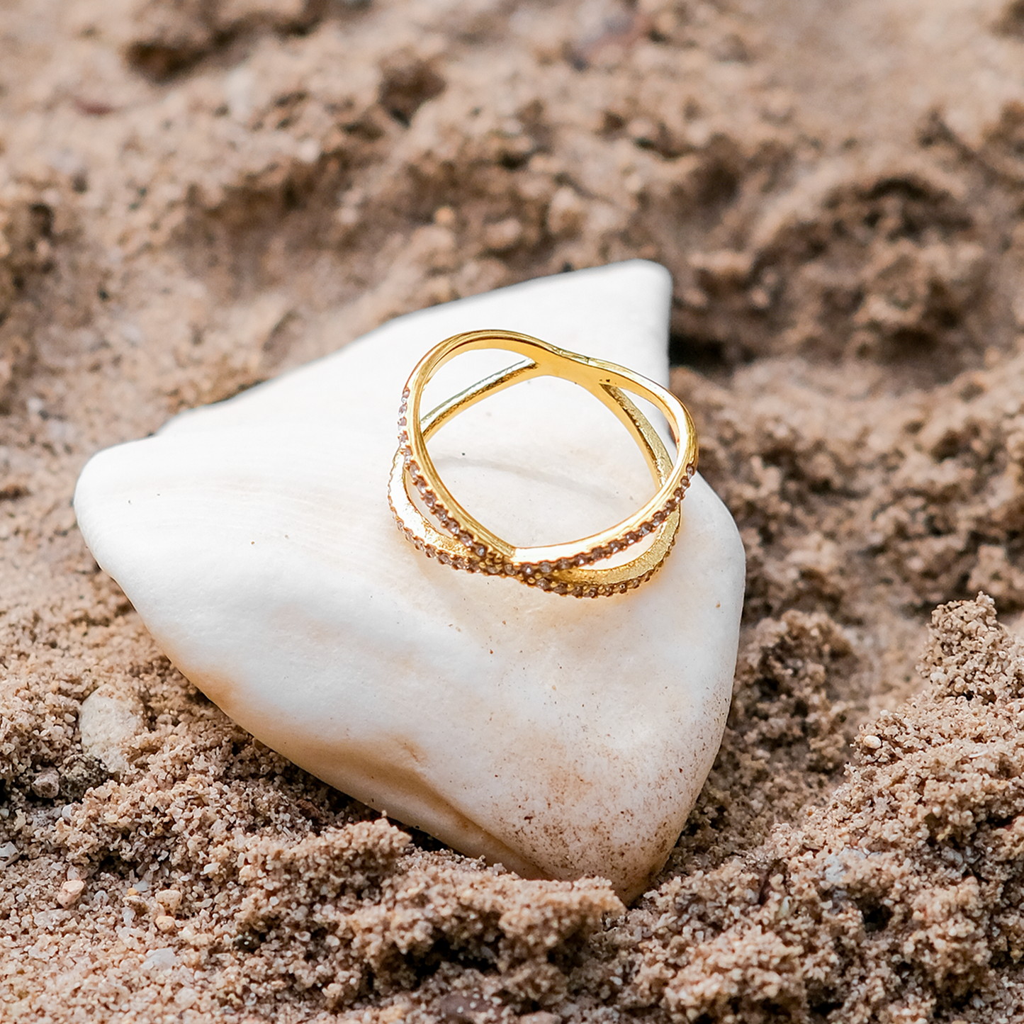 Bague croix Nia en or et diamants — parfaite pour celles qui privilégient le confort et le design.