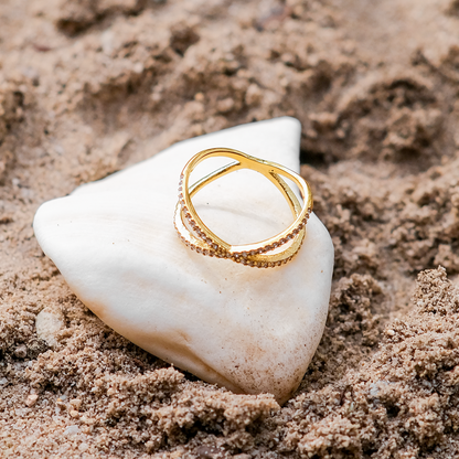 Bague croix Nia en or et diamants — parfaite pour celles qui privilégient le confort et le design.