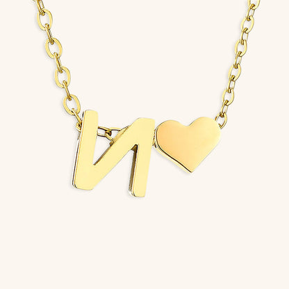 Collier Mallory - Lettre initiale « Amour » — apporte une touche de charme moderne à votre espace.