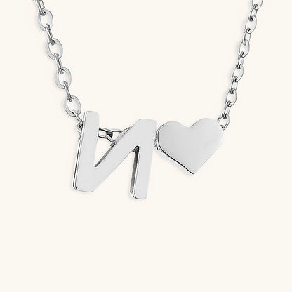 Collier Mallory - Lettre initiale « Amour » — apporte une touche de charme moderne à votre espace.