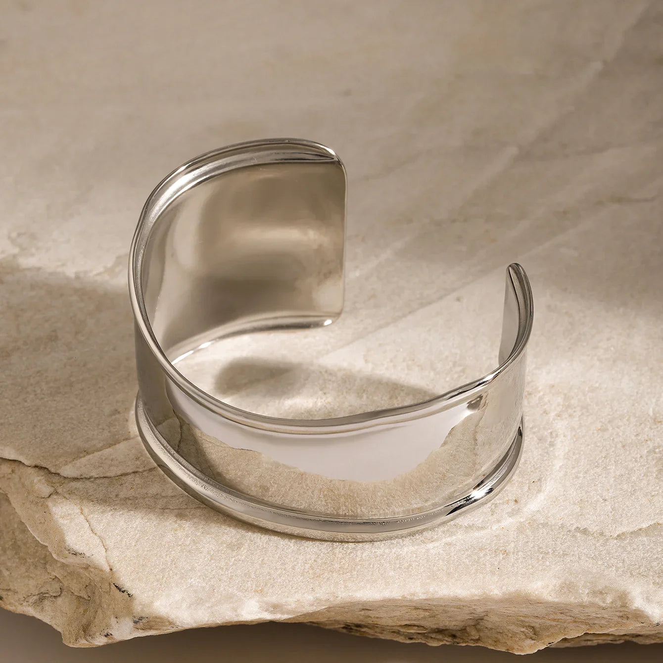 Querida - Curve Bangle — perfect for those who value comfort and design.
