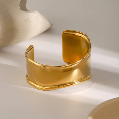 Querida - Curve Bangle — perfect for those who value comfort and design.