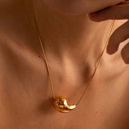 Collier Malia - Sleek Bean — apporte une touche de charme moderne à votre espace.