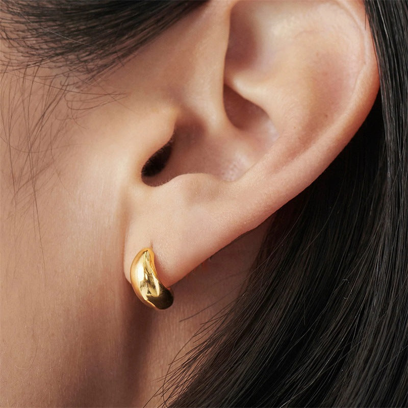 Lindsay - Boucles d'oreilles Huggie lisses — conçues pour inspirer votre style de vie.