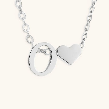 Collier Mallory - Lettre initiale « Amour » — apporte une touche de charme moderne à votre espace.