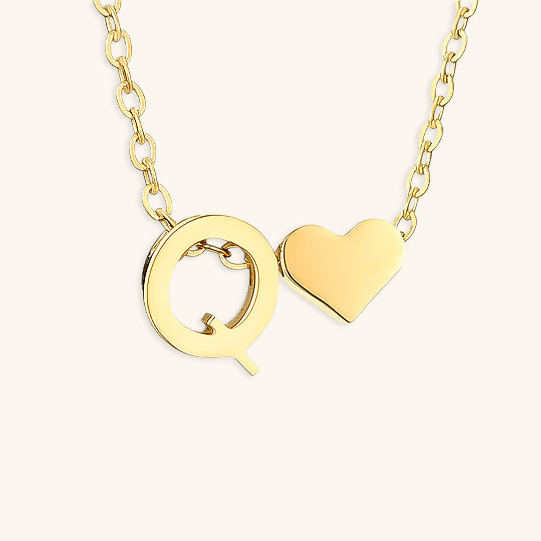 Collier Mallory - Lettre initiale « Amour » — apporte une touche de charme moderne à votre espace.