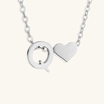 Collier Mallory - Lettre initiale « Amour » — apporte une touche de charme moderne à votre espace.