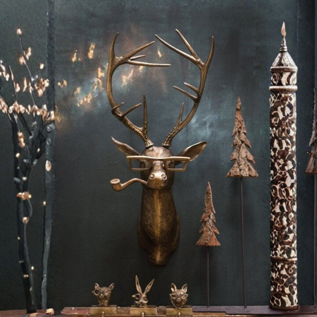 Décoration murale rustique représentant une tête de cerf avec des bois texturés pour la maison