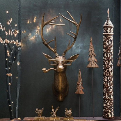 Décoration murale rustique représentant une tête de cerf avec des bois texturés pour la maison