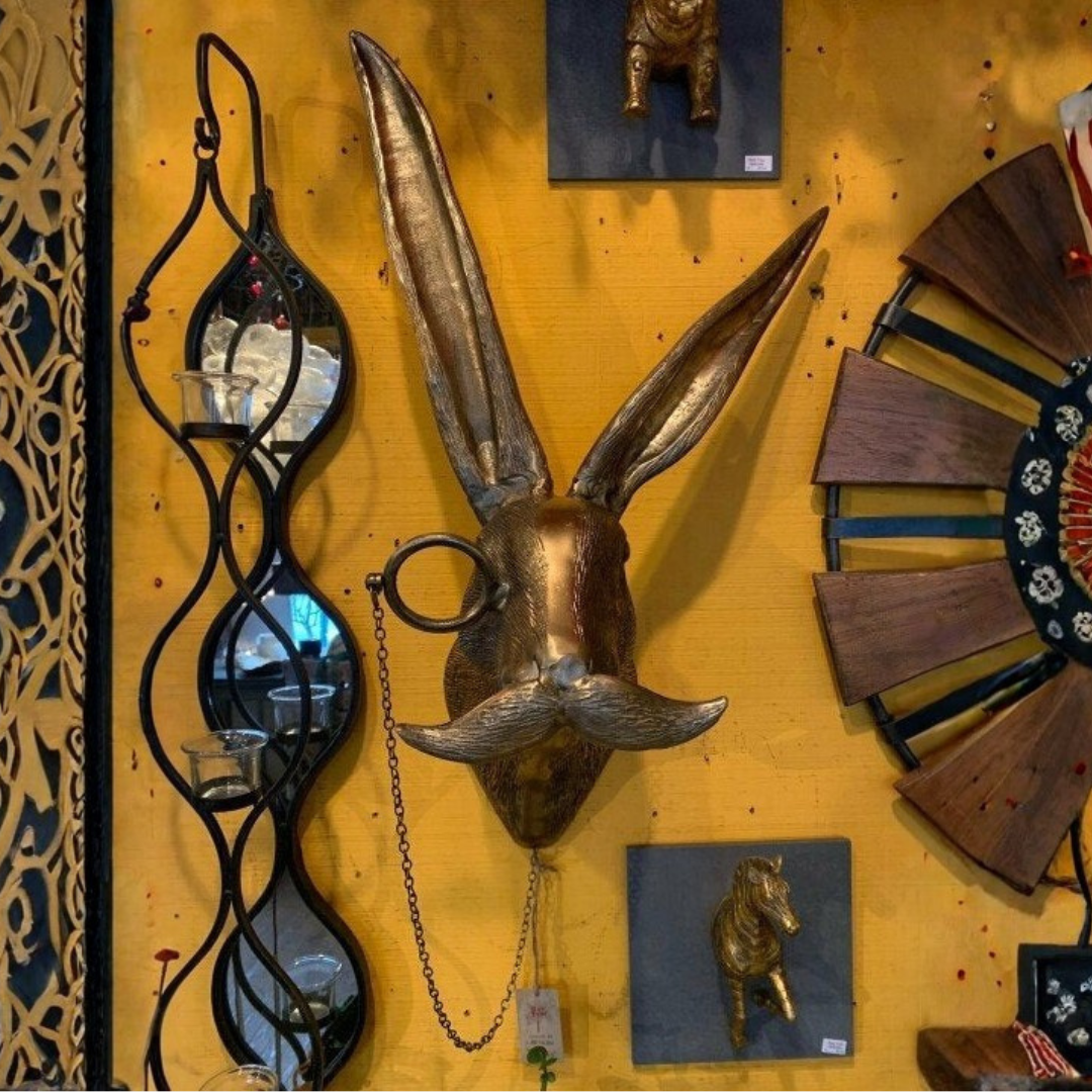 Décoration murale rustique représentant une tête de cerf avec des bois texturés pour la maison