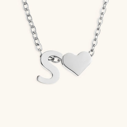 Collier Mallory - Lettre initiale « Amour » — apporte une touche de charme moderne à votre espace.