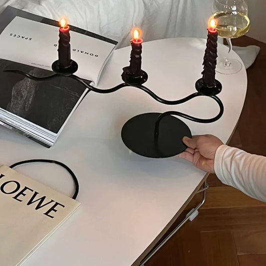 Élégant bougeoir en fer torsadé à trois branches pour la décoration intérieure et le centre de table