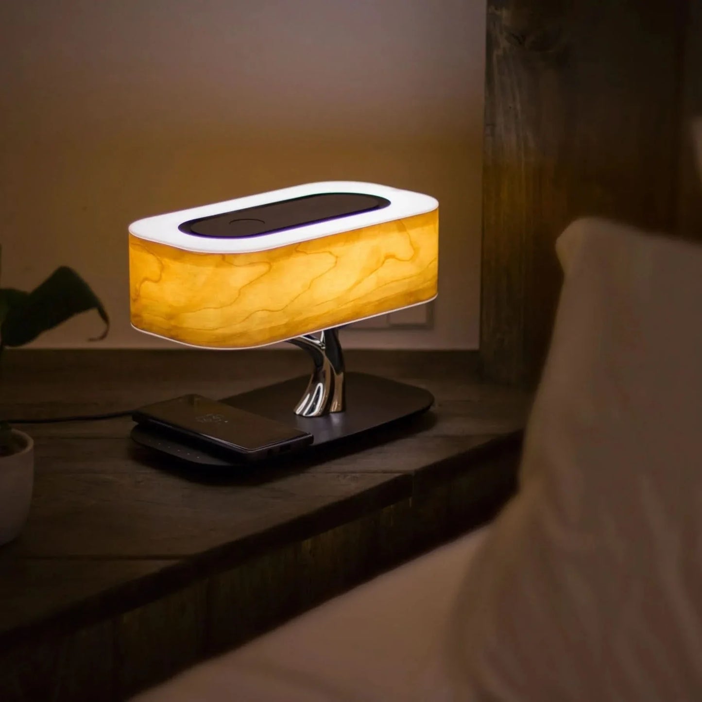 Lampe de table intelligente avec haut-parleur Bluetooth et chargeur sans fil