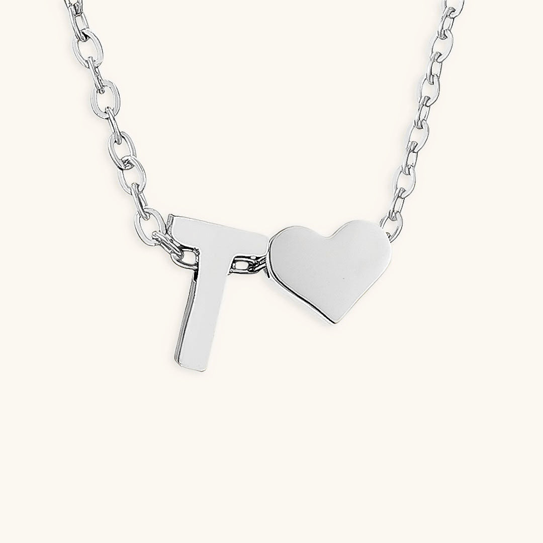 Collier Mallory - Lettre initiale « Amour » — apporte une touche de charme moderne à votre espace.
