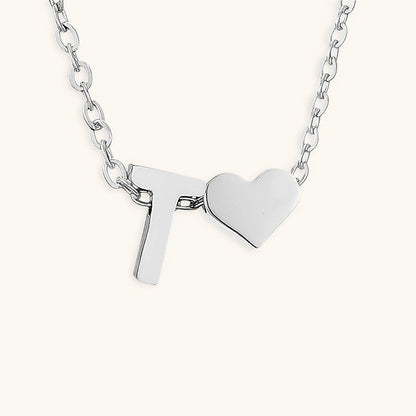 Collier Mallory - Lettre initiale « Amour » — apporte une touche de charme moderne à votre espace.
