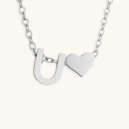 Collier Mallory - Lettre initiale « Amour » — apporte une touche de charme moderne à votre espace.