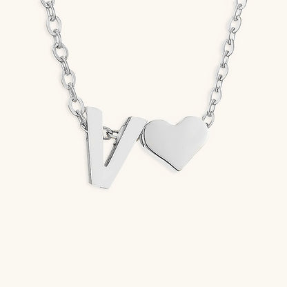 Collier Mallory - Lettre initiale « Amour » — apporte une touche de charme moderne à votre espace.