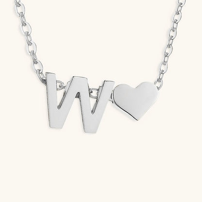 Collier Mallory - Lettre initiale « Amour » — apporte une touche de charme moderne à votre espace.